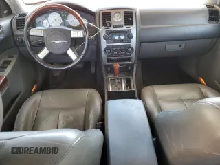 2005 Chrysler 300 Touring z VIN 2C3JA53G65H574021, wystawiony jako Copart lot #70073414 z przebiegiem 291 219 mil mil oraz Szkoda całkowita • Salvage title. Historia ofert i sprzedaży dostępna na DreamBid. Obrazek 8.