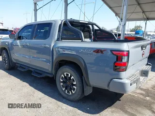 2023 Nissan Frontier Pro-4X z VIN 1N6ED1EKXPN641323, wystawiony jako IAAI lot #42227180 z przebiegiem 25 199 mil mil oraz . Historia ofert i sprzedaży dostępna na DreamBid. Obrazek 3.
