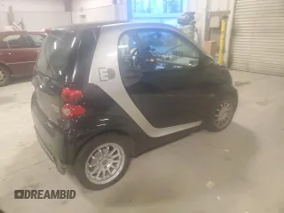 2013 Smart fortwo Passion z VIN WMEEJ9AAXDK673744, wystawiony jako Copart lot #41709255 z przebiegiem Nie podano mil oraz Tytuł czysty. Historia ofert i sprzedaży dostępna na DreamBid. Obrazek 3.
