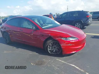 2025 Tesla Model 3 Long Range z VIN 5YJ3E1EA6SF967254, wystawiony jako IAAI lot #42345651 z przebiegiem 1 180 mil mil oraz . Historia ofert i sprzedaży dostępna na DreamBid. Obrazek 1.