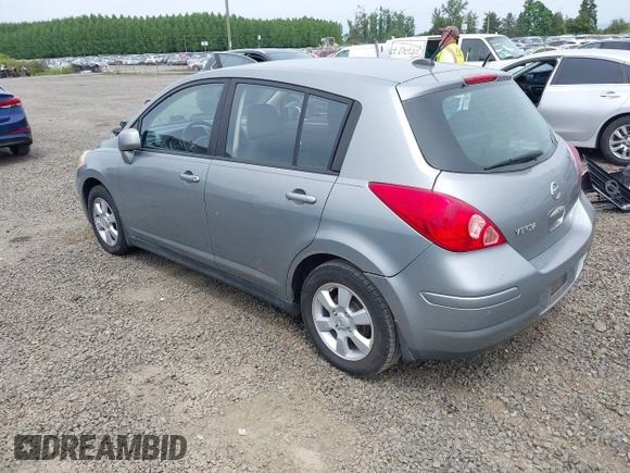 2007 Nissan Versa SL z VIN 3N1BC13E97L383420, wystawiony jako IAAI lot #42254796 z przebiegiem 141 987 mil mil oraz . Historia ofert i sprzedaży dostępna na DreamBid. Obrazek 3.