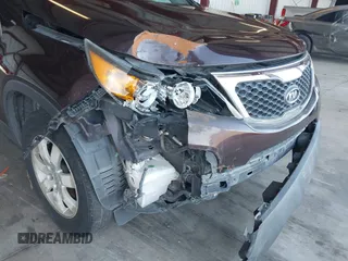 2011 Kia Sorento LX z VIN 5XYKT3A14BG103671, wystawiony jako IAAI lot #42250341 z przebiegiem 123 963 mil mil oraz . Historia ofert i sprzedaży dostępna na DreamBid. Obrazek 6.