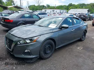 2019 Nissan Altima S z VIN 1N4BL4BV5KC242015, wystawiony jako IAAI lot #39525854 z przebiegiem 106 325 mil mil oraz . Historia ofert i sprzedaży dostępna na DreamBid. Obrazek 2.