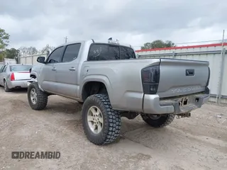 2017 Toyota Tacoma SR z VIN 5TFAX5GN0HX083950, wystawiony jako IAAI lot #41519388 z przebiegiem 130 211 mil mil oraz . Historia ofert i sprzedaży dostępna na DreamBid. Obrazek 3.