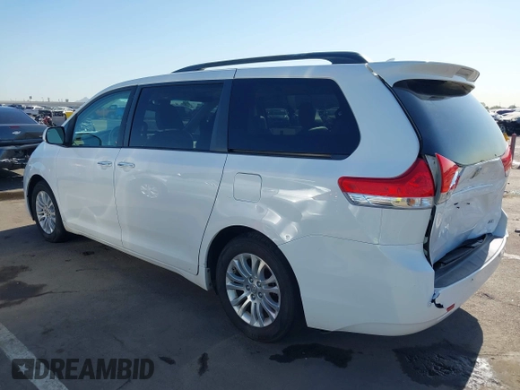 2012 Toyota Sienna XLE AAS z VIN 5TDYK3DC5CS218522, wystawiony jako IAAI lot #42605170 z przebiegiem 236 508 mil mil oraz . Historia ofert i sprzedaży dostępna na DreamBid. Obrazek 3.