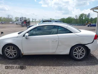 2008 Volkswagen Eos Lux z VIN WVWFA71F88V018635, wystawiony jako IAAI lot #42220306 z przebiegiem 155 448 mil mil oraz . Historia ofert i sprzedaży dostępna na DreamBid. Obrazek 14.