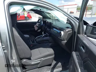 2023 Chevrolet Colorado 2WD LT с VIN 1GCPSCEK2P1200712, выставлен на аукционе IAAI как лот 42565971 с пробегом 40 101 миль миль и . История ставок и продаж доступна на DreamBid. Изображение 5.