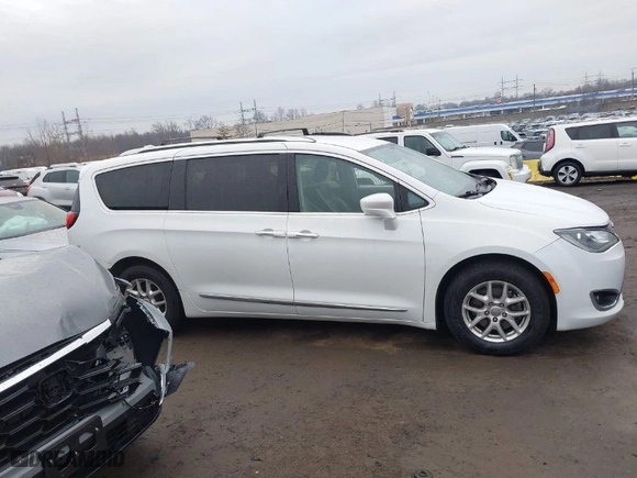 2020 Chrysler Pacifica Touring L with VIN 2C4RC1BG4LR143056, listed as a IAAI auction lot 41454617 with 104,171 mi miles. Bid and sale history available at carsss.com. Image 13.