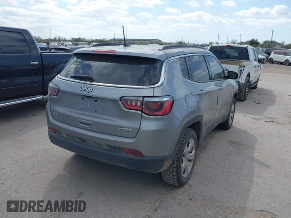 2018 Jeep Compass Latitude z VIN 3C4NJDBBXJT180665, wystawiony jako IAAI lot #41769618 z przebiegiem 128 309 mil mil oraz . Historia ofert i sprzedaży dostępna na DreamBid. Obrazek 4.