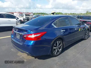 2017 Nissan Altima SR z VIN 1N4AL3AP8HN309048, wystawiony jako IAAI lot #42536729 z przebiegiem 132 465 mil mil oraz . Historia ofert i sprzedaży dostępna na DreamBid. Obrazek 4.