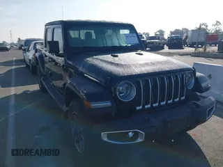 2020 Jeep Gladiator Overland z VIN 1C6HJTFG7LL139980, wystawiony jako IAAI lot #40713794 z przebiegiem 33 560 mil mil oraz . Historia ofert i sprzedaży dostępna na DreamBid. Obrazek 1.