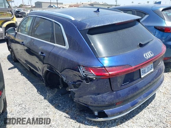 2022 Audi e-tron Premium z VIN WA1AAAGE4NB020119, wystawiony jako IAAI lot #41830433 z przebiegiem 27 591 mil mil oraz . Historia ofert i sprzedaży dostępna na DreamBid. Obrazek 3.