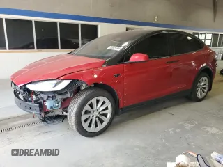 2016 Tesla Model X 70D z VIN 5YJXCBE26GF003587, wystawiony jako Copart lot #53985745 z przebiegiem 116 471 mil mil oraz Szkoda całkowita • Salvage title. Historia ofert i sprzedaży dostępna na DreamBid. Obrazek 1.