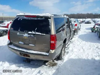 2007 Chevrolet Suburban LT with VIN 1GNFK16317R366798, listed as a IAAI auction lot 41582762 with 215,181 mi miles. Bid and sale history available at carsss.com. Image 4.