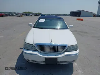 2006 Lincoln Town Car Signature z VIN 1LNHM81W46Y634376, wystawiony jako IAAI lot #42442418 z przebiegiem 211 275 mil mil oraz . Historia ofert i sprzedaży dostępna na DreamBid. Obrazek 6.