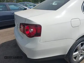 2008 Volkswagen Jetta SE with VIN 3VWRZ71KX8M173889, listed as a IAAI auction lot 42062818 with Not provided miles and . Bid and sale history available at DreamBid. Image 6.