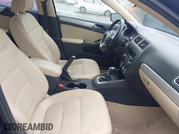 2013 Volkswagen Jetta SE with VIN 3VWDP7AJ4DM447010, listed as a IAAI auction lot 42371303 with 141,031 mi miles and . Bid and sale history available at DreamBid. Image 5.