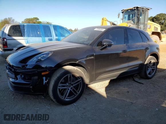 2022 Porsche Macan z VIN WP1AA2A58NLB10516, wystawiony jako Copart lot #77086564 z przebiegiem 26 974 mil mil oraz Czysty tytuł • Clean title. Historia ofert i sprzedaży dostępna na DreamBid. Obrazek 1.