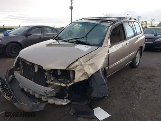 2005 Toyota Highlander with VIN JTEDP21A350047431, listed as a IAAI auction lot 41229856 with 166,102 mi miles. Bid and sale history available at carsss.com. Image 2.