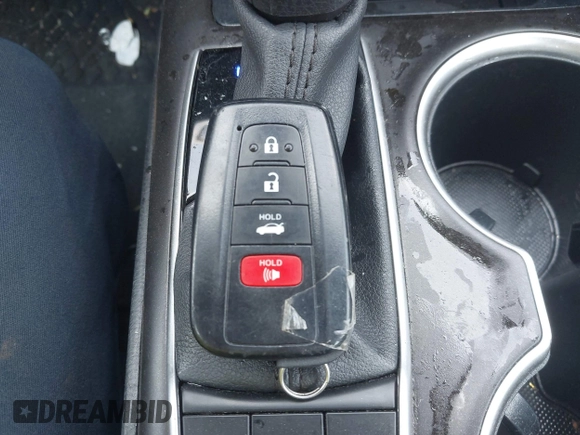 2023 Toyota Camry LE z VIN 4T1R11AK9PU180068, wystawiony jako IAAI lot #42483656 z przebiegiem 59 312 mil mil oraz . Historia ofert i sprzedaży dostępna na DreamBid. Obrazek 11.