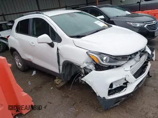 2022 Chevrolet Trax LT z VIN KL7CJLSM4NB500909, wystawiony jako IAAI lot #42204180 z przebiegiem 74 367 mil mil oraz . Historia ofert i sprzedaży dostępna na DreamBid. Obrazek 1.
