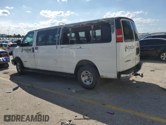2003 Chevrolet Express Passenger with VIN 1GAHG39UX31231081, listed as a Copart auction lot 62132445 with 207,650 mi miles and Salvage title. Bid and sale history available at DreamBid. Image 2.