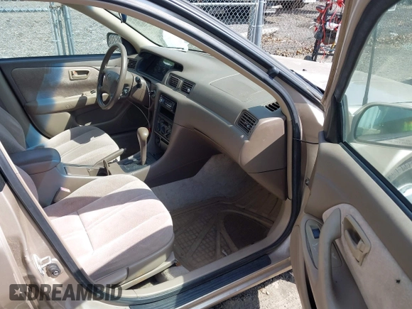 1997 Toyota Camry LE z VIN 4T1BG22K3VU808174, wystawiony jako IAAI lot #42237077 z przebiegiem 100 049 mil mil oraz . Historia ofert i sprzedaży dostępna na DreamBid. Obrazek 5.