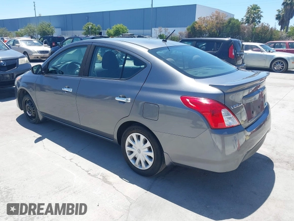 2016 Nissan Versa S z VIN 3N1CN7AP6GL878986, wystawiony jako IAAI lot #42317275 z przebiegiem 124 426 mil mil oraz . Historia ofert i sprzedaży dostępna na DreamBid. Obrazek 3.