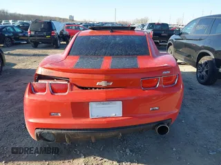 2010 Chevrolet Camaro 2SS z VIN 2G1FK1EJ2A9113573, wystawiony jako IAAI lot #41875526 z przebiegiem 55 411 mil mil oraz . Historia ofert i sprzedaży dostępna na DreamBid. Obrazek 16.