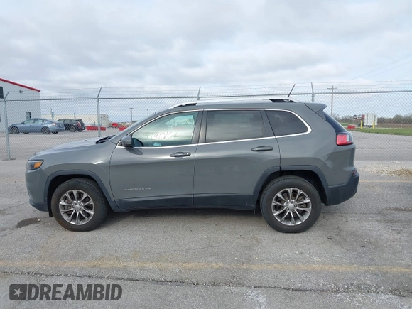 2019 Jeep Cherokee Latitude Plus z VIN 1C4PJMLB5KD440162, wystawiony jako IAAI lot #41911864 z przebiegiem 53 927 mil mil oraz . Historia ofert i sprzedaży dostępna na DreamBid. Obrazek 14.