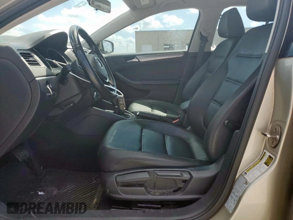2015 Volkswagen Jetta SE z VIN 3VWD07AJ6FM252596, wystawiony jako Copart lot #62223885 z przebiegiem 140 885 mil mil oraz Czysty tytuł • Clean title. Historia ofert i sprzedaży dostępna na DreamBid. Obrazek 7.