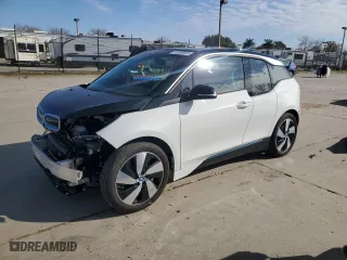 2018 BMW i3 with VIN WBY7Z2C59JVE64742, listed as a Copart auction lot 45098905 with 26,098 mi miles and Salvage Title. Bid and sale history available at carsss.com. Image 1.
