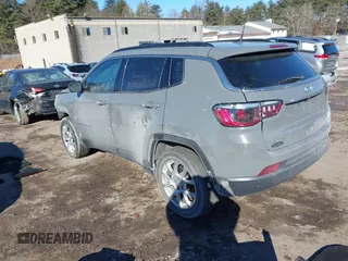 2024 Jeep Compass Latitude Lux z VIN 3C4NJDFN8RT602268, wystawiony jako IAAI lot #41449109 z przebiegiem 11 137 mil mil oraz . Historia ofert i sprzedaży dostępna na DreamBid. Obrazek 3.
