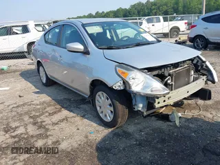 2016 Nissan Versa S z VIN 3N1CN7AP0GL846230, wystawiony jako IAAI lot #42397361 z przebiegiem 86 934 mil mil oraz . Historia ofert i sprzedaży dostępna na DreamBid. Obrazek 1.