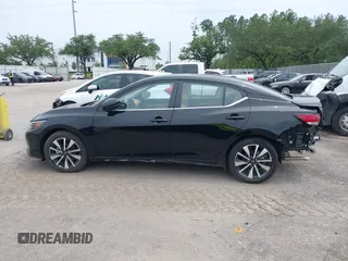 2025 Nissan Sentra SV z VIN 3N1AB8CV9SY292599, wystawiony jako IAAI lot #42399861 z przebiegiem 4 448 mil mil oraz . Historia ofert i sprzedaży dostępna na DreamBid. Obrazek 14.