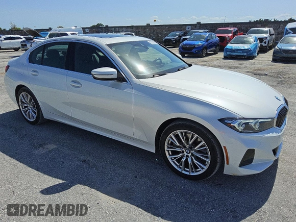 2024 BMW 3 Series 330i z VIN 3MW69FF00R8E77716, wystawiony jako Copart lot #56604565 z przebiegiem 21 632 mil mil oraz Czysty tytuł • Clean title. Historia ofert i sprzedaży dostępna na DreamBid. Obrazek 4.