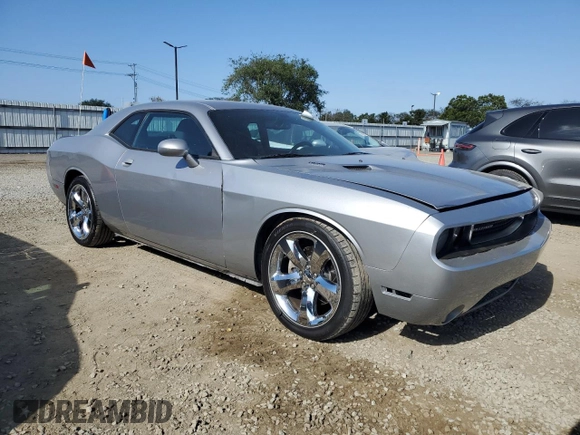 2014 Dodge Challenger R/T z VIN 2C3CDYBT2EH101684, wystawiony jako Copart lot #53581785 z przebiegiem 159 637 mil mil oraz Szkoda całkowita • Salvage title. Historia ofert i sprzedaży dostępna na DreamBid. Obrazek 4.