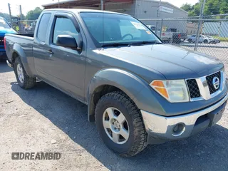 2008 Nissan Frontier SE z VIN 1N6AD06WX8C415130, wystawiony jako IAAI lot #42579173 z przebiegiem 102 953 mil mil oraz . Historia ofert i sprzedaży dostępna na DreamBid. Obrazek 1.