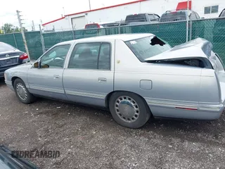 1998 Cadillac DeVille z VIN 1G6KD54Y7WU740871, wystawiony jako IAAI lot #42259686 z przebiegiem 124 542 mil mil oraz . Historia ofert i sprzedaży dostępna na DreamBid. Obrazek 14.