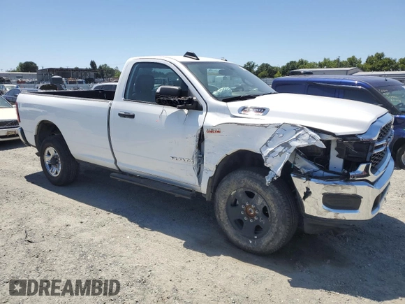 2022 Ram 2500 Tradesman z VIN 3C6MR5AJ9NG202258, wystawiony jako Copart lot #57335995 z przebiegiem 30 130 mil mil oraz Szkoda całkowita • Salvage title. Historia ofert i sprzedaży dostępna na DreamBid. Obrazek 4.