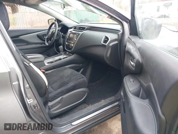 2021 Nissan Murano S z VIN 5N1AZ2AS5MC131981, wystawiony jako IAAI lot #42010176 z przebiegiem 24 538 mil mil oraz . Historia ofert i sprzedaży dostępna na DreamBid. Obrazek 5.