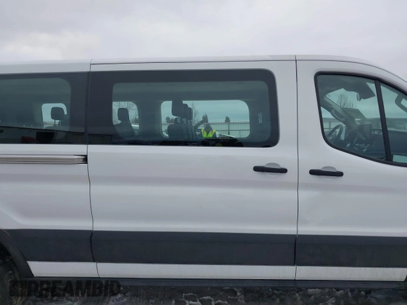 2024 Ford Transit Passenger XL z VIN 1FBAX2Y82RKA81076, wystawiony jako IAAI lot #41632808 z przebiegiem 12 438 mil mil oraz . Historia ofert i sprzedaży dostępna na DreamBid. Obrazek 13.