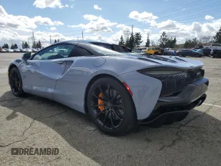 2025 McLaren Artura z VIN SBM16BEA4SW002969, wystawiony jako Copart lot #48354735 z przebiegiem 882 mil mil oraz Szkody całkowita. Historia ofert i sprzedaży dostępna na DreamBid. Obrazek 2.