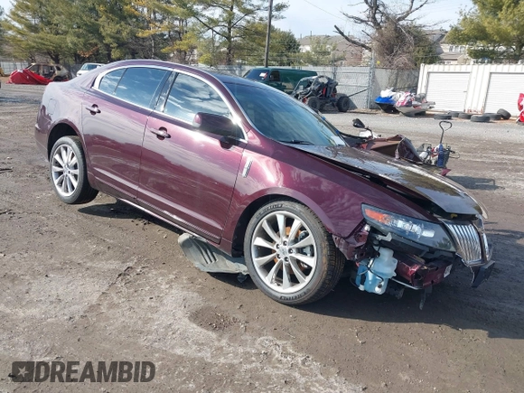 2011 Lincoln MKS EcoBoost z VIN 1LNHL9FT2BG611671, wystawiony jako IAAI lot #41468209 z przebiegiem 31 652 mil mil oraz . Historia ofert i sprzedaży dostępna na DreamBid. Obrazek 1.