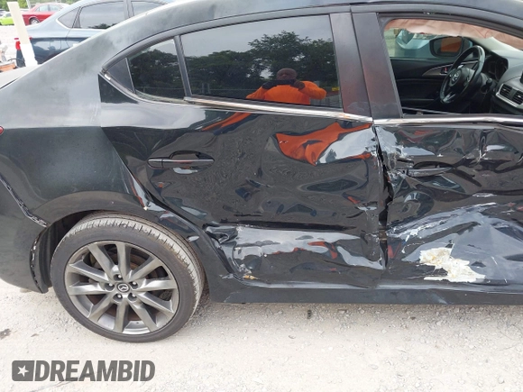 2018 Mazda 3 Touring z VIN 3MZBN1V36JM202498, wystawiony jako IAAI lot #42380709 z przebiegiem 108 930 mil mil oraz . Historia ofert i sprzedaży dostępna na DreamBid. Obrazek 18.