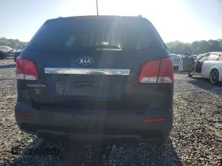 2012 Kia Sorento LX z VIN 5XYKT3A63CG240906, wystawiony jako Copart lot #52706915 z przebiegiem 182 518 mil mil oraz Szkoda całkowita • Salvage title. Historia ofert i sprzedaży dostępna na DreamBid. Obrazek 6.
