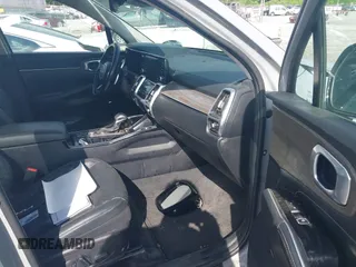2022 Kia Sorento SX z VIN 5XYRKDLF6NG093083, wystawiony jako IAAI lot #42170584 z przebiegiem 60 848 mil mil oraz . Historia ofert i sprzedaży dostępna na DreamBid. Obrazek 5.