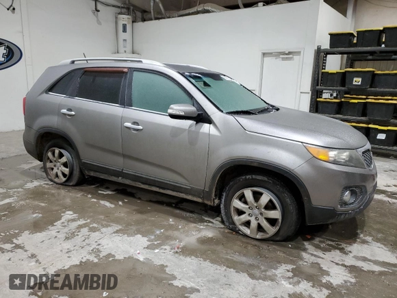 2012 Kia Sorento LX z VIN 5XYKT4A63CG241446, wystawiony jako Copart lot #45536195 z przebiegiem 177 209 mil mil oraz Szkoda całkowita • Salvage title. Historia ofert i sprzedaży dostępna na DreamBid. Obrazek 4.