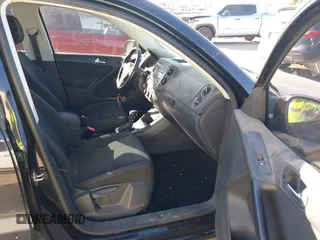 2013 Volkswagen Tiguan S z VIN WVGAV3AXXDW594680, wystawiony jako IAAI lot #41652323 z przebiegiem 136 382 mil mil oraz . Historia ofert i sprzedaży dostępna na DreamBid. Obrazek 5.