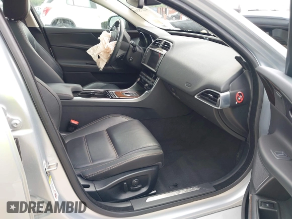 2017 Jaguar XE 35t Prestige z VIN SAJAK4BV2HA963732, wystawiony jako IAAI lot #42275319 z przebiegiem 32 600 mil mil oraz . Historia ofert i sprzedaży dostępna na DreamBid. Obrazek 5.